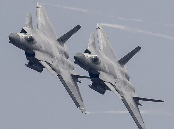 軍事震撼，20架轟炸機(jī)傾瀉240枚導(dǎo)彈的力量展示，軍事震撼，20架轟炸機(jī)傾瀉導(dǎo)彈力量展示日