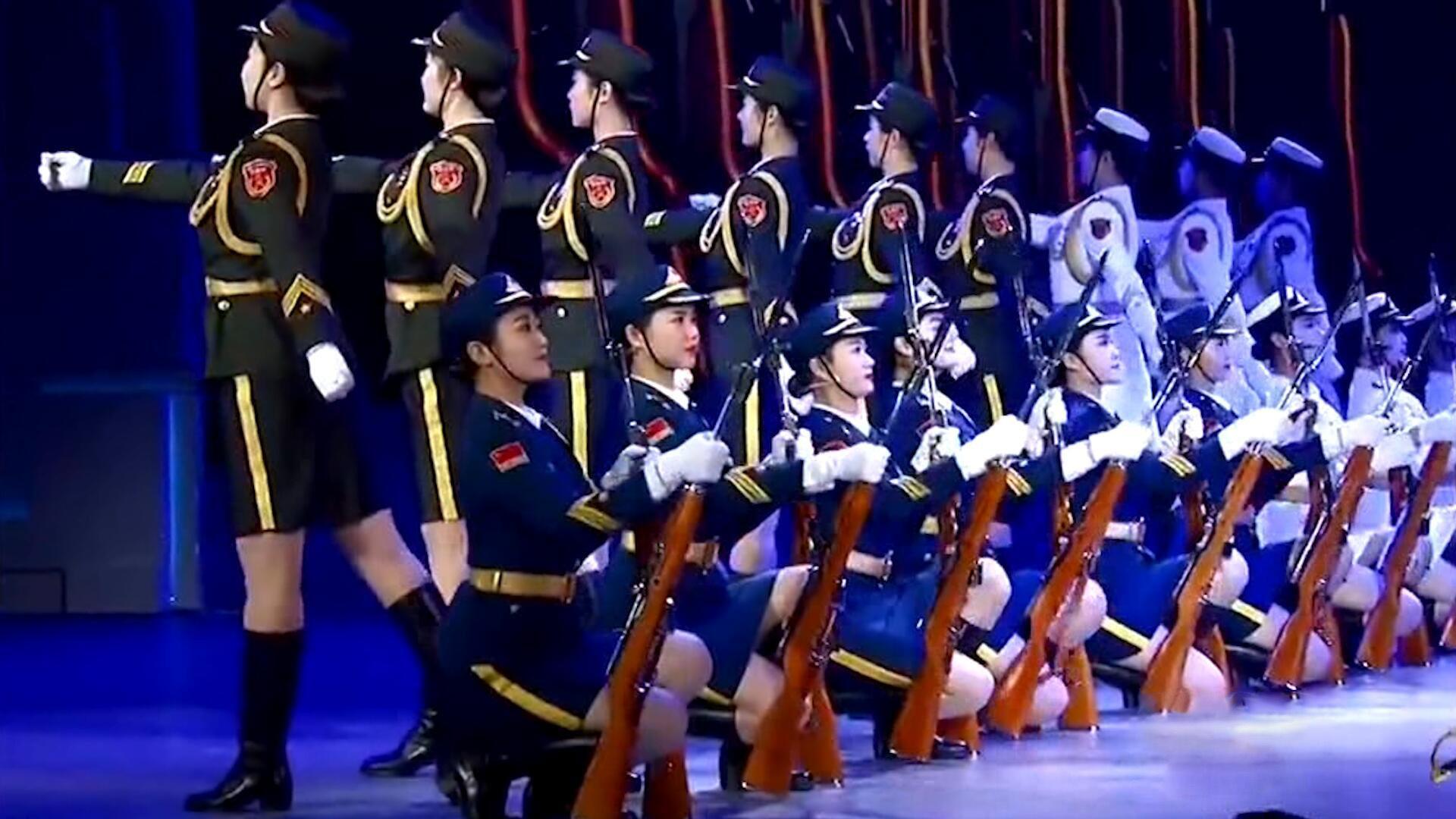 三軍女兵隊(duì)跳舞，展現(xiàn)力量與柔美的完美結(jié)合，三軍女兵隊(duì)舞蹈，力量與柔美的完美交融