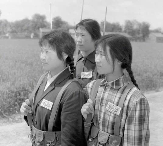 中國(guó)女兵老照片，歷史中的巾幗英雄形象展現(xiàn)，中國(guó)女兵老照片，歷史巾幗英雄形象展