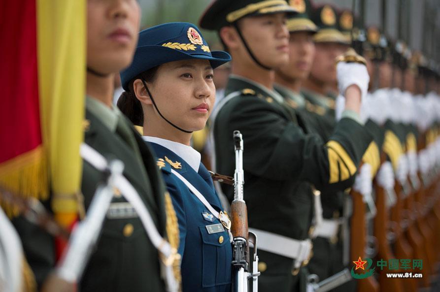 三軍儀仗隊(duì)女兵中隊(duì)，展現(xiàn)新時代巾幗英雄風(fēng)采，三軍儀仗隊(duì)女兵中隊(duì)，新時代巾幗英雄的風(fēng)采展現(xiàn)