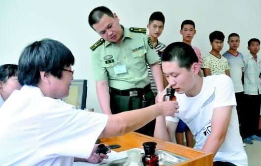 男兵體檢的尷尬圖，理解與尊重的重要性，男兵體檢中的尊重與理解的必要性，尷尬瞬間的思考