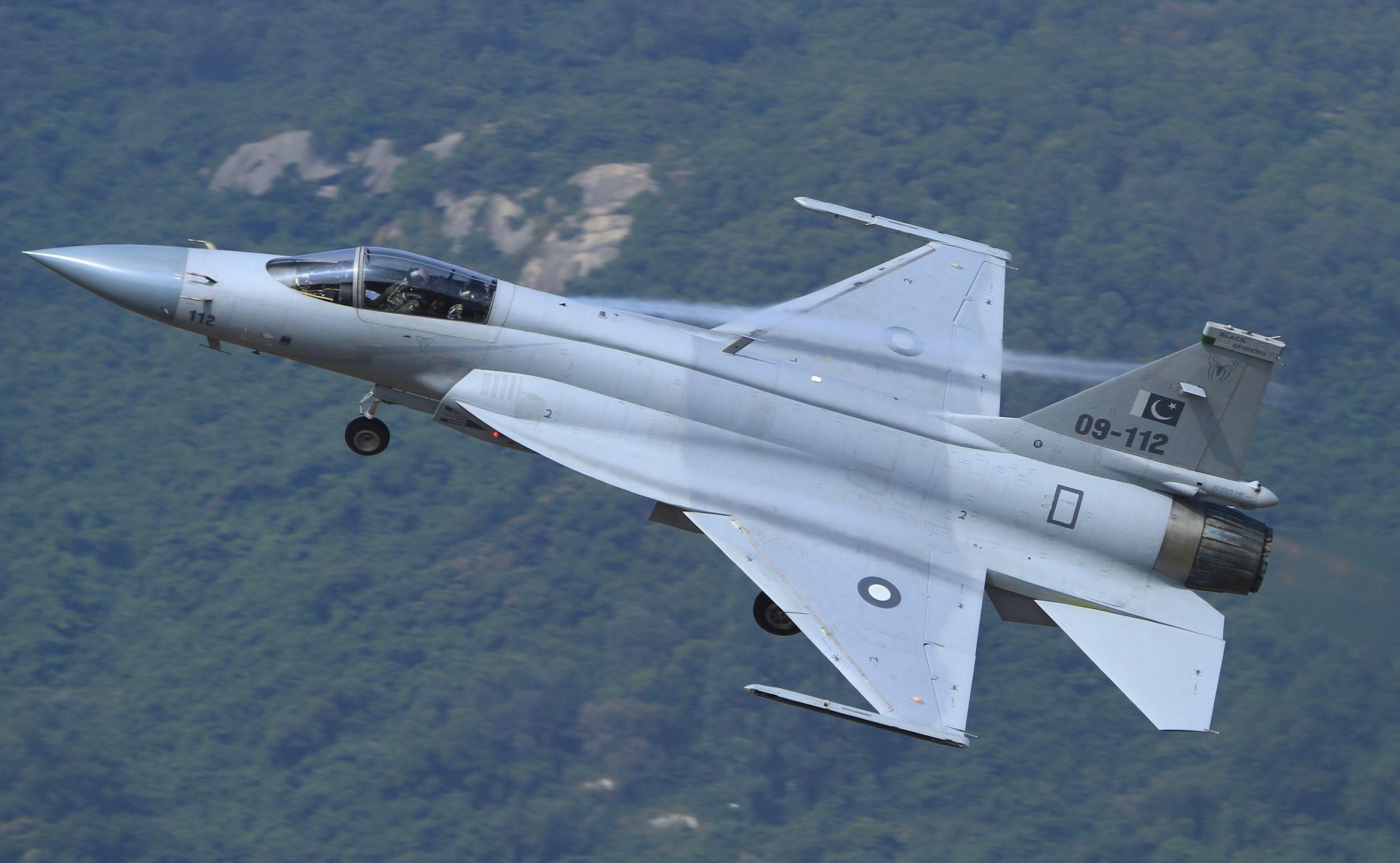 梟龍戰(zhàn)斗機(jī)圖片，展現(xiàn)中國(guó)空軍力量的驕傲，梟龍戰(zhàn)斗機(jī)風(fēng)采，中國(guó)空軍力量的驕傲圖片展示