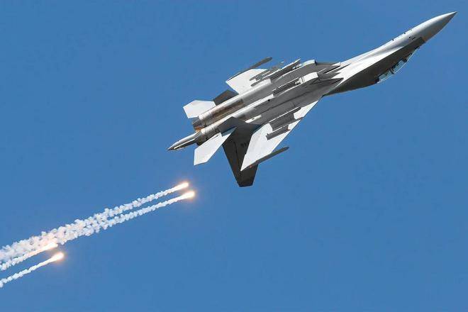 殲-16與F-16，空中對決的能力對比，殲-16與F-16空中對決能力對比解析