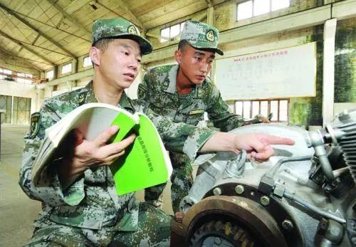 揭秘一級(jí)軍士長(zhǎng)，榮譽(yù)與職責(zé)的象征，揭秘一級(jí)軍士長(zhǎng)，榮譽(yù)與職責(zé)的象征之巔