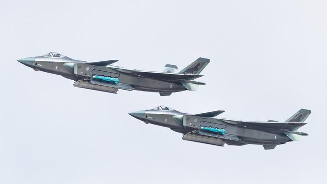 揭秘殲-20圖片，中國(guó)五代戰(zhàn)機(jī)的卓越風(fēng)采，揭秘殲-20五代戰(zhàn)機(jī)卓越風(fēng)采，戰(zhàn)機(jī)實(shí)拍圖展示中國(guó)力量