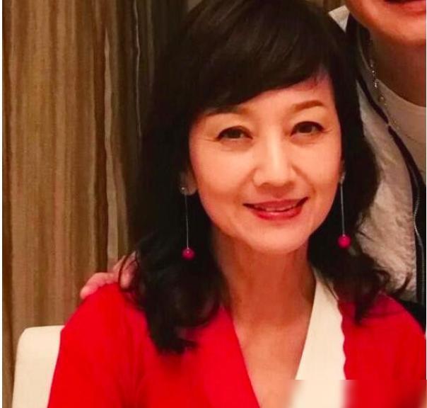 趙雅芝素顏照真實(shí)呈現(xiàn)，美麗無(wú)需修飾，趙雅芝素顏照展現(xiàn)自然美，無(wú)需修飾也動(dòng)人