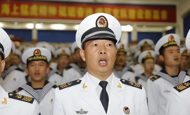 軍士長與軍官，職責(zé)、地位和差異解析，軍士長與軍官，職責(zé)、地位及差異深度解析