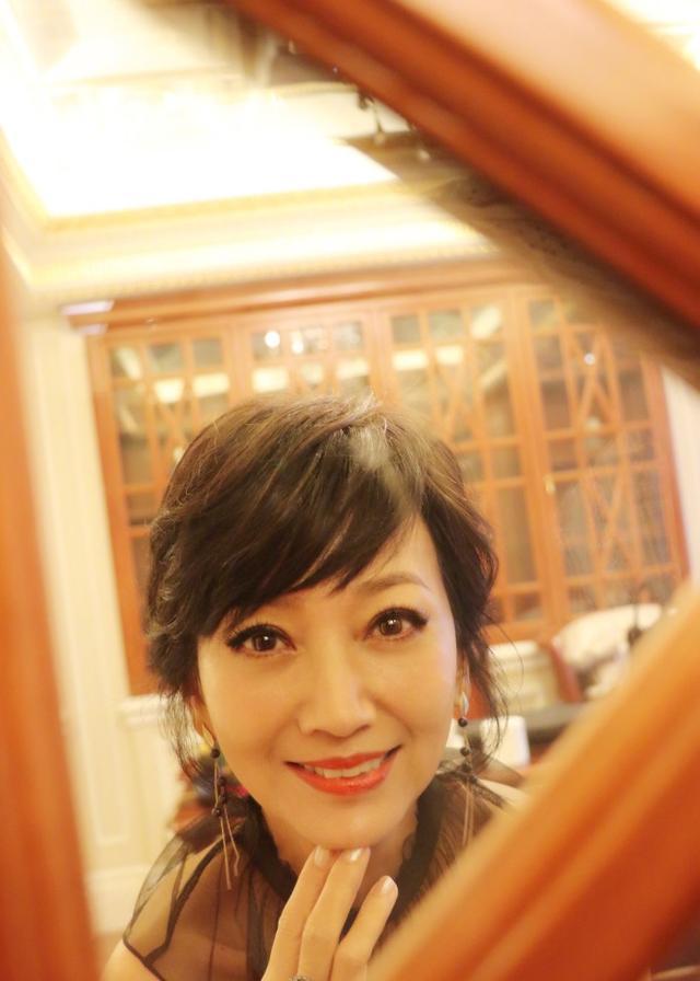 趙雅芝個人詳細(xì)簡歷，趙雅芝，演藝生涯的傳奇人生簡歷