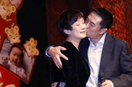 揭秘張嘉譯現(xiàn)任妻子身份，她是誰？，張嘉譯現(xiàn)任妻子身份揭秘，她究竟是誰？