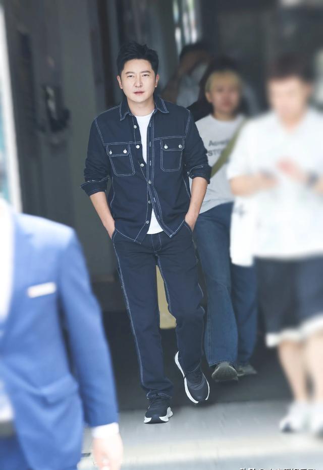 關(guān)曉彤的家世背景，探尋星途閃耀背后的故事，關(guān)曉彤家世背景揭秘，星途閃耀背后的故事探尋