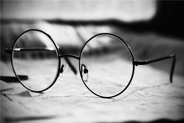 為什么不建議在醫(yī)院配眼鏡？全面解析背后的原因，為何醫(yī)院配鏡不推薦？深度剖析背后原因。