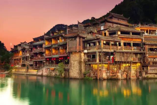 鳳凰古城住宿推薦，夜景觀賞最佳住宿指南，鳳凰古城住宿推薦，夜景最佳觀賞指南