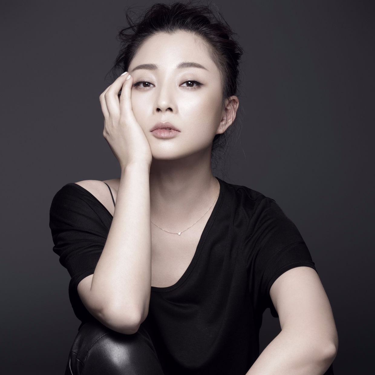 殷桃，43歲的魅力不減，近照展現(xiàn)歲月優(yōu)雅，殷桃，43歲魅力依舊，歲月雕琢優(yōu)雅近照展現(xiàn)風(fēng)采