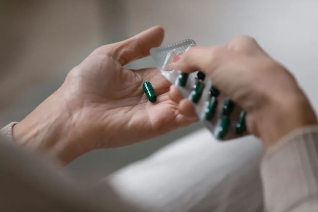 蛇纏腰早期癥狀圖片，了解、預(yù)防與治療，蛇纏腰（帶狀皰疹）早期癥狀詳解，圖片、預(yù)防與治療方法