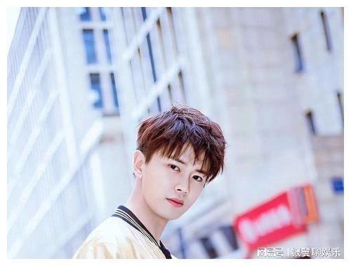 任嘉倫攜老婆亮相綜藝，恩愛(ài)夫妻檔引爆熒屏熱度！，任嘉倫攜妻子亮相綜藝節(jié)目，恩愛(ài)夫妻檔熒屏熱戀引爆全場(chǎng)關(guān)注！