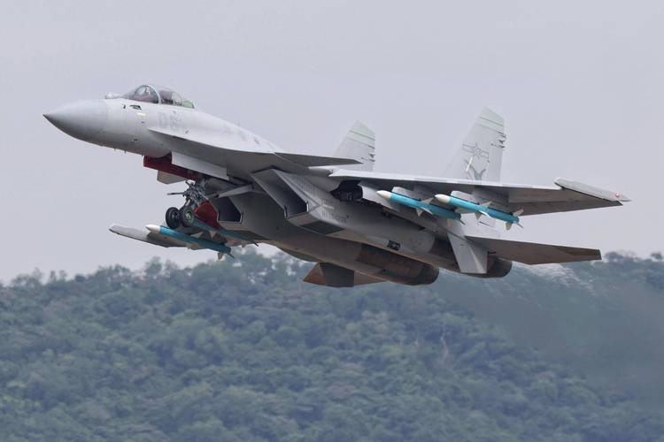 殲-15T，新一代艦載戰(zhàn)斗機(jī)的優(yōu)勢(shì)與挑戰(zhàn)，殲-15T新一代艦載戰(zhàn)斗機(jī)的優(yōu)勢(shì)與挑戰(zhàn)解析