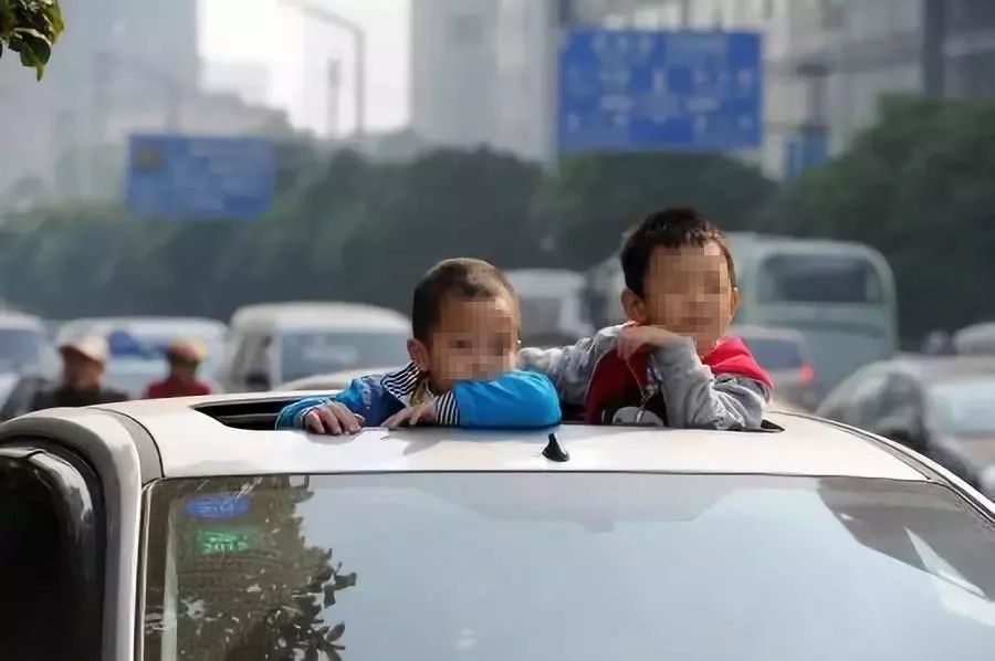 男孩冒險行為警示，15秒內(nèi)兩次將半個身子探出車窗，男孩冒險行為警示，車窗探身危險，15秒內(nèi)連續(xù)兩次驚險瞬間