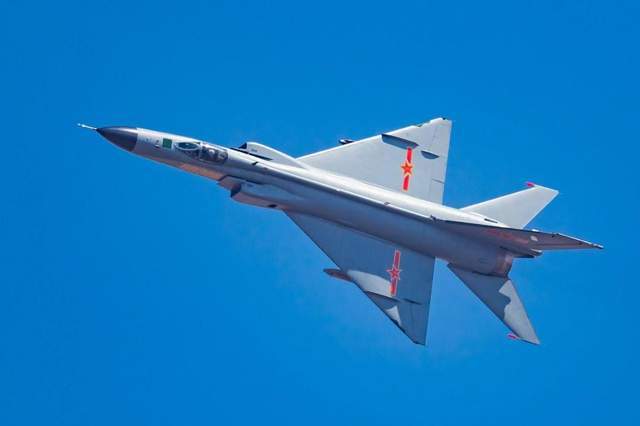 殲8戰(zhàn)斗機圖片，歷史、技術(shù)特點與現(xiàn)代價值，殲8戰(zhàn)斗機，歷史、技術(shù)特點與現(xiàn)代價值的探索之旅的圖片集錦