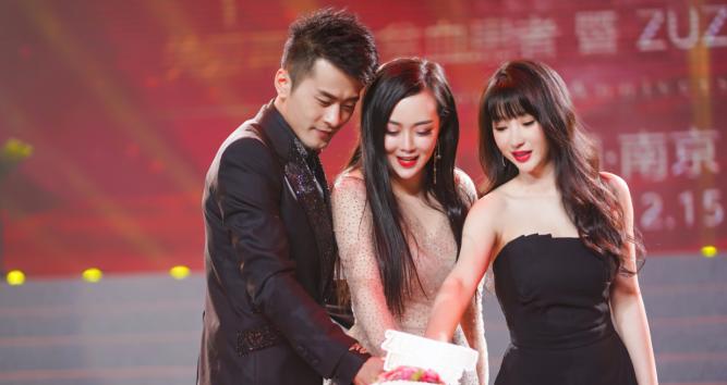 揭秘2020年最新娛樂八卦，熱門明星動態(tài)一網打盡，揭秘2020娛樂圈風云，明星動態(tài)一網打盡