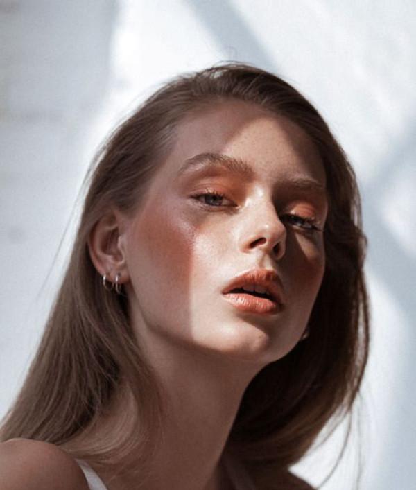 皮膚暗黃沒(méi)有光澤度怎么調(diào)理，全方位美白亮膚指南，全方位美白亮膚指南，調(diào)理皮膚暗黃，重拾肌膚光澤度