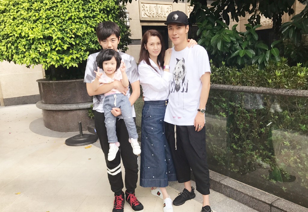 賈玲一家三口照片的真實(shí)故事，溫馨與幸福的見證，賈玲一家三口照片背后的溫馨與幸福見證