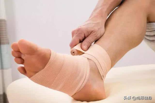 腳崴了腳側(cè)面鼓個包怎么辦？——全方位指南，腳崴后側(cè)面出現(xiàn)鼓包怎么辦？全方位指南幫你解決煩惱！